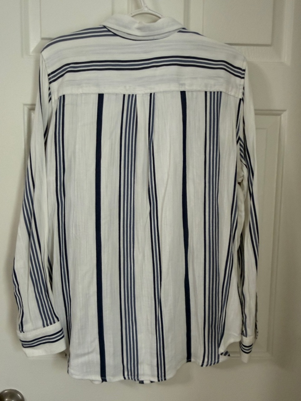 Liz Claiborne Blue & White Vertical Striped Long Sleeve Woven Button Up Top - Picture 6 of 6